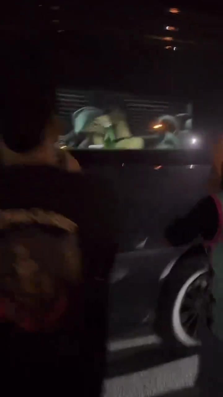 开云-小秀身材！文班亚马打赤膊坐在大巴上 引得球迷连连尖叫